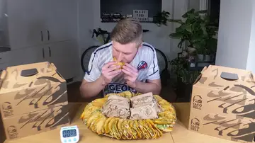Un hombre consigue comer 50 tacos en una hora