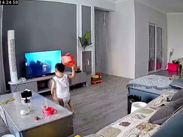 Un niño rompe la televisión al lanzar sus juguetes para intentar ayudar a su superhéroe favorito