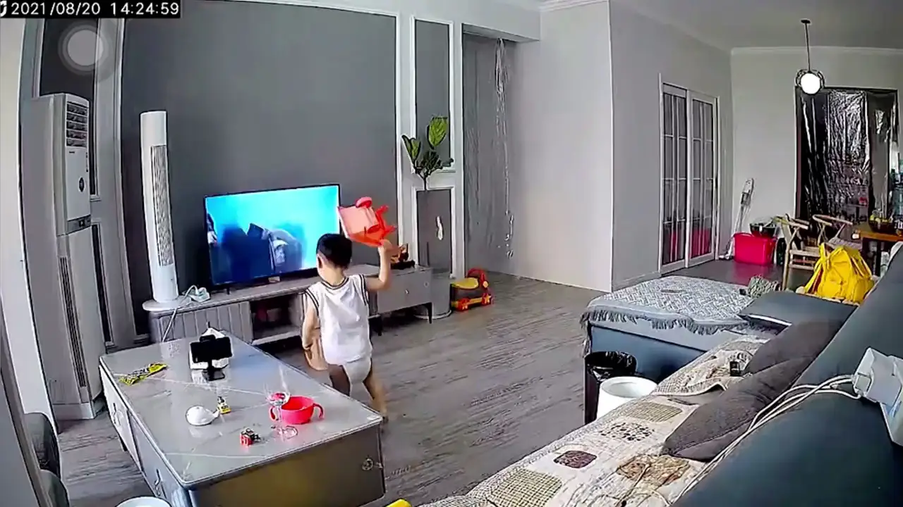 Un niño rompe la televisión al lanzar sus juguetes para intentar ayudar a su superhéroe favorito