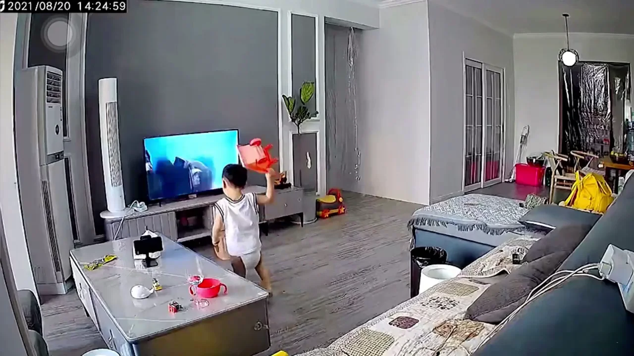 Un ni&ntilde;o rompe la televisi&oacute;n al lanzar sus juguetes para intentar ayudar a su superh&eacute;roe favorito