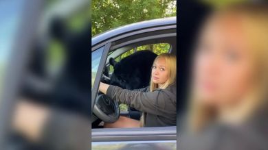 Una mujer conduce por Siberia junto a su mascota, un gigantesco oso negro