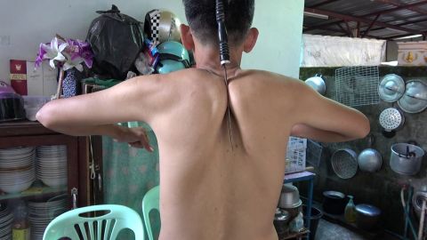 El increíble hombre que puede sujetar y romper cosas con sus homóplatos