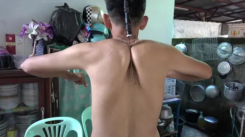 El increíble hombre que puede sujetar y romper cosas con sus homóplatos El increíble hombre que puede sujetar y romper cosas con sus homóplatos