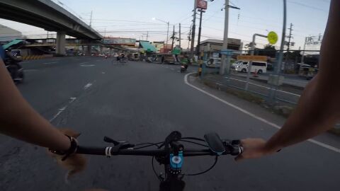 El impresionante vídeo de un ciclista rescatando a un gatito a punto de ser atropellado en medio de la carretera