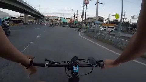 El impresionante vídeo de un ciclista rescatando a un gatito a punto de ser atropellado en medio de la carretera El impresionante vídeo de un ciclista rescatando a un gatito a punto de ser atropellado en medio de la carretera