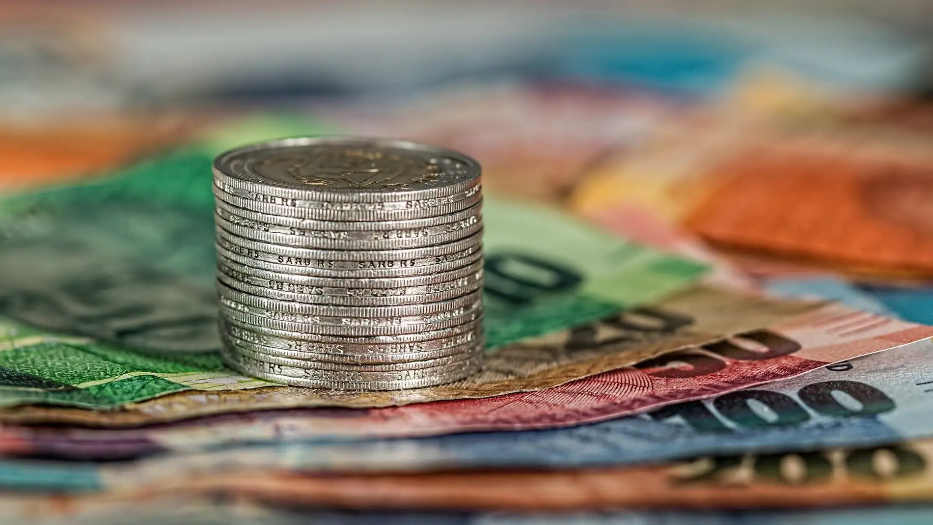 La razón por la que este hombre siempre deja una moneda en la nevera