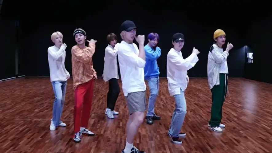 BTS practicando una coreografía