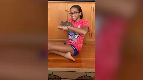 Una adolescente rescata a una familia de ardillas después de que el huracán Ida destruyera su nido Una adolescente rescata a una familia de ardillas después de que el huracán Ida destruyera su nido