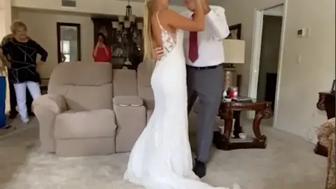 Se desplaza más de 1000 kilómetros para bailar con su abuelo Se desplaza más de 1000 kilómetros para bailar con su abuelo