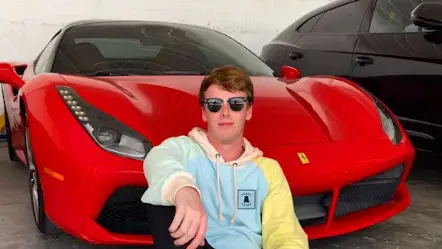 Daniel posando con un Ferrari (que no es suyo)