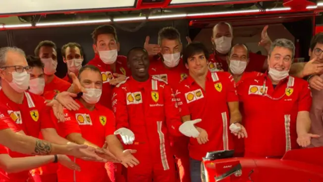Khaby en el motorhome de Ferrari