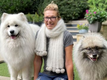 Michelle junto a sus dos perros