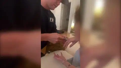 Llamó a los bomberos para que le quitaran un anillo del dedo Llamó a los bomberos para que le quitaran un anillo del dedo