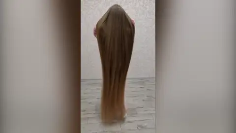 La "Rapunzel" rusa que no se ha cortado el pelo en 20 años La "Rapunzel" rusa que no se ha cortado el pelo en 20 años