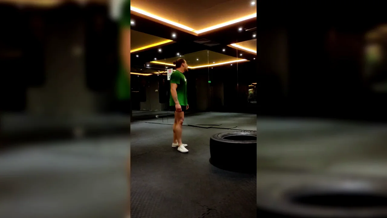 Rompe la pared del gimnasio mientras entrenaba con un neumático gigante Rompe la pared del gimnasio mientras entrenaba con un neumático gigante