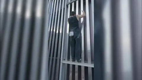 Escala un rascacielos en pleno centro de Barcelona y obtiene unas impresionantes imágenes Escala un rascacielos en pleno centro de Barcelona y obtiene unas impresionantes imágenes
