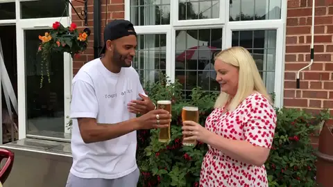Termina atragantado después de apostar con su amiga quién se bebe antes una cerveza Termina atragantado después de apostar con su amiga quién se bebe antes una cerveza