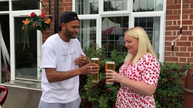 Termina atragantado después de apostar con su amiga quién se bebe antes una cerveza