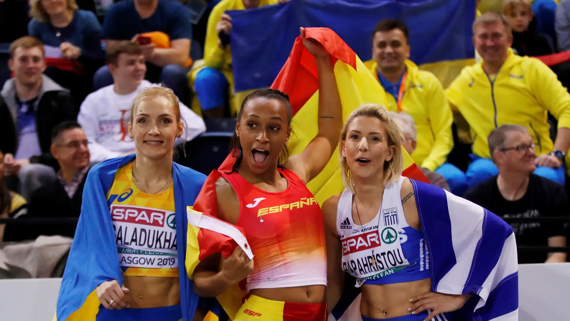 Ana Peleteiro (centro), en un evento de atletismo en Glasgow