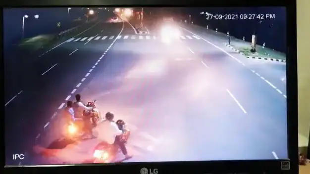 Este motorista se salva de una brutal colisión tirándose al asfalto