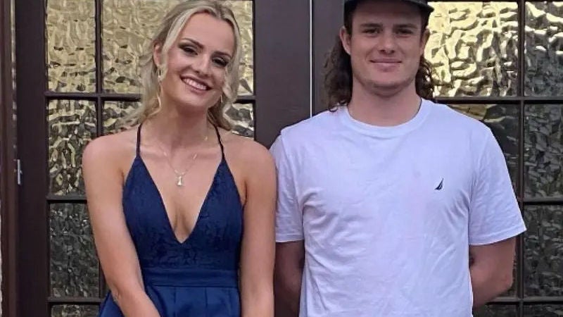 Dos hermanos que se llevan dos años descubren que son gemelos
