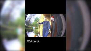 Una mujer se cae del susto tras sorprenderle la decoración de Halooween de una casa