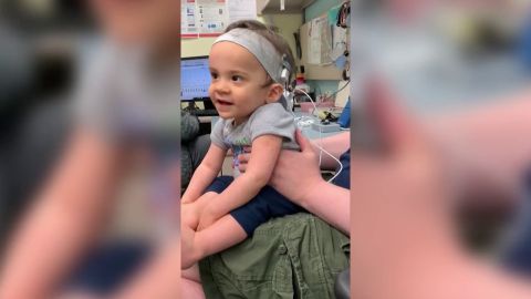 Un bebé sordo escucha por primera vez y es lo más puro que vas a ver