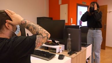 ¿Te llevas las manos a la cabeza cuando te sorprendes? Este es el motivo