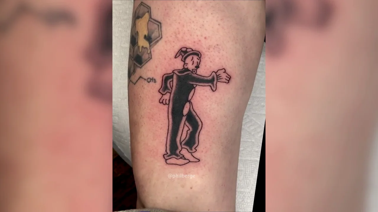 Recrea la secuencia de una icónica película tatuando a 70 personas Recrea la secuencia de una icónica película tatuando a 70 personas