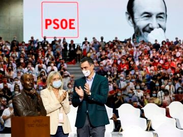 Pedro Sanchez junto a Pilar Goya, mujer de Alfredo Perez Rubalcaba, junto al busto del pol&iacute;tico socialista