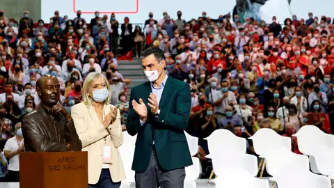 Pedro Sanchez junto a Pilar Goya, mujer de Alfredo Perez Rubalcaba, junto al busto del político socialista Pedro Sanchez junto a Pilar Goya, mujer de Alfredo Perez Rubalcaba, junto al busto del político socialista