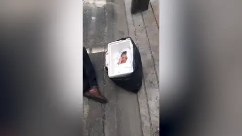 Encuentran un bebé recién nacido abandonado en una hielera de espuma en el barrio rojo de Bangkok Encuentran un bebé recién nacido abandonado en una hielera de espuma en el barrio rojo de Bangkok