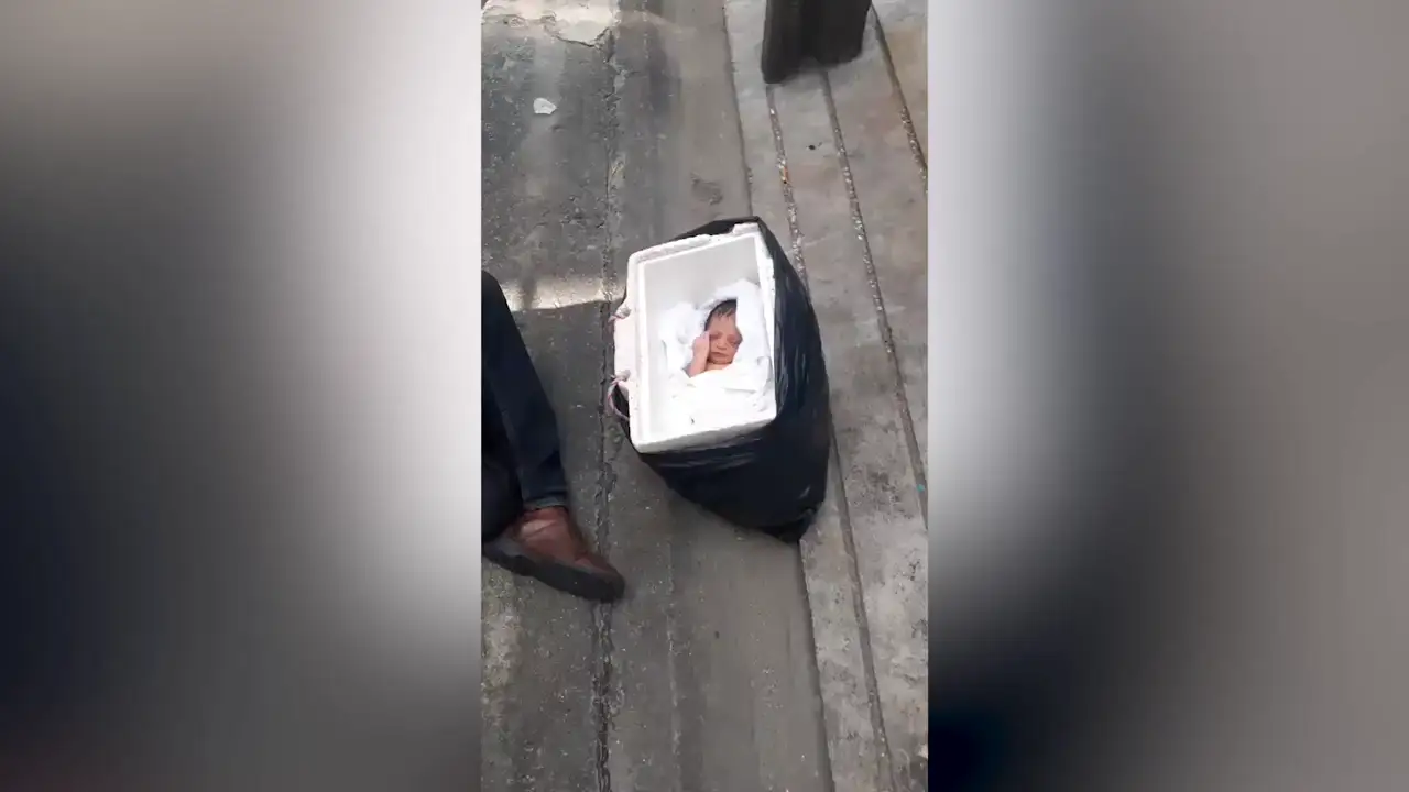 Encuentran un bebé recién nacido abandonado en una hielera de espuma en el barrio rojo de Bangkok