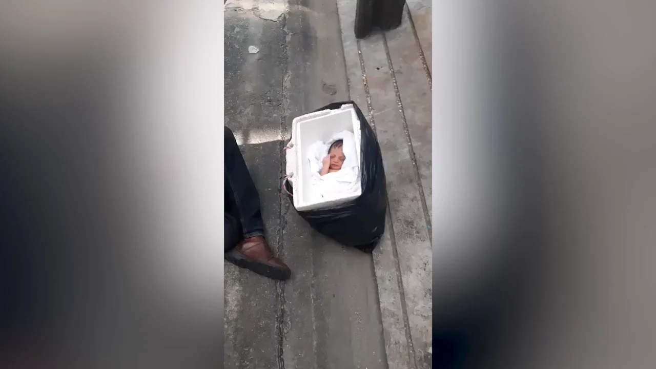 Encuentran un beb&eacute; reci&eacute;n nacido abandonado en una hielera de espuma en el barrio rojo de Bangkok