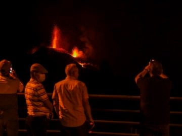 Las coladas del volcán de La Palma provocan nuevas evacuaciones