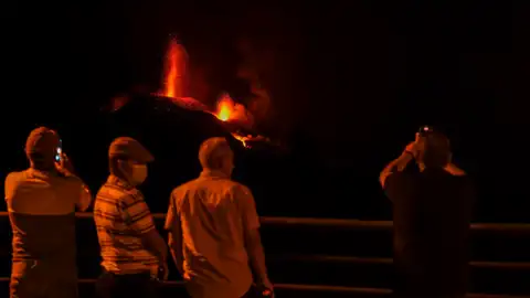 Las coladas del volcán de La Palma provocan nuevas evacuaciones Las coladas del volcán de La Palma provocan nuevas evacuaciones