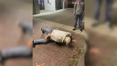 Un anciano avergüenza a un joven al desafiarle a hacer flexiones con una sola mano Un anciano avergüenza a un joven al desafiarle a hacer flexiones con una sola mano