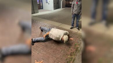 Un anciano avergüenza a un joven al desafiarle a hacer flexiones con una sola mano