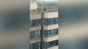 La aterradora escena en la que dos niños juegan en el borde del techo de un edificio de 22 pisos en China