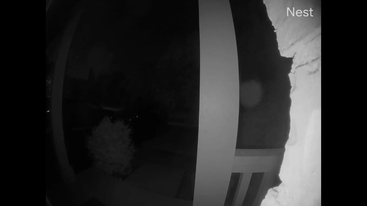 Un inquietante orbe de luz flota frente a la c&aacute;mara de una familia despu&eacute;s de que un ruido los despertara