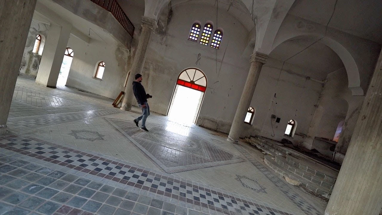 La incre&iacute;ble iglesia torcida que est&aacute; inclinada 17 grados