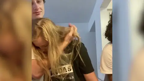 Una mujer con fobia a las agujas se desmaya varias veces mientras le hacen un tatuaje Una mujer con fobia a las agujas se desmaya varias veces mientras le hacen un tatuaje