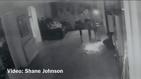 Momento aterrador que explota la batería de un hoverboard provocando un enorme incendio