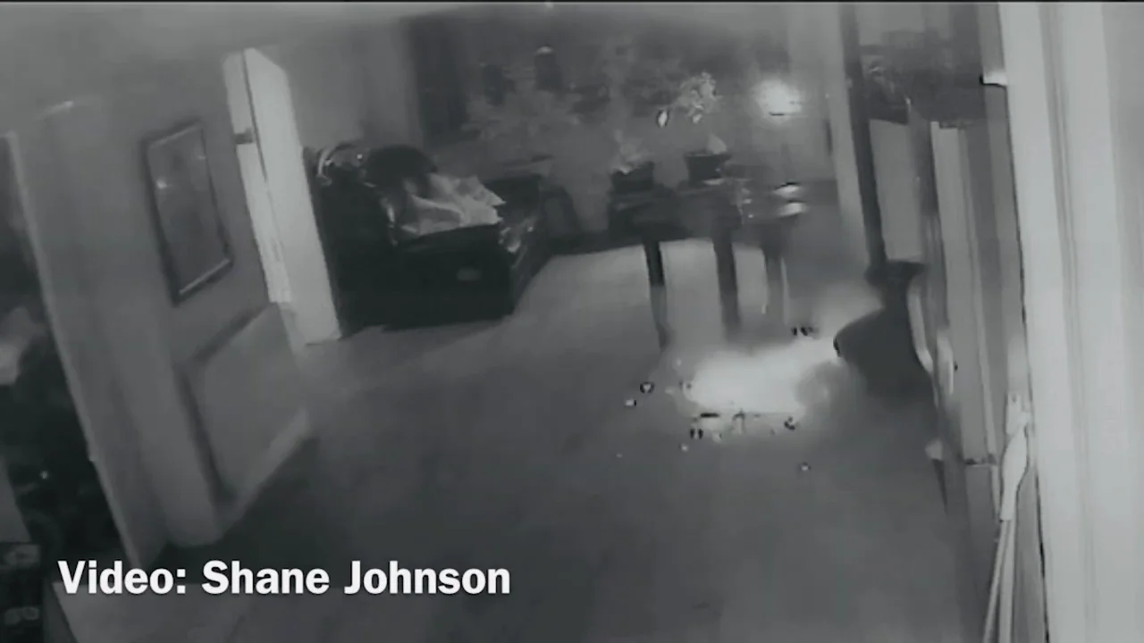 Momento aterrador que explota la batería de un hoverboard provocando un enorme incendio