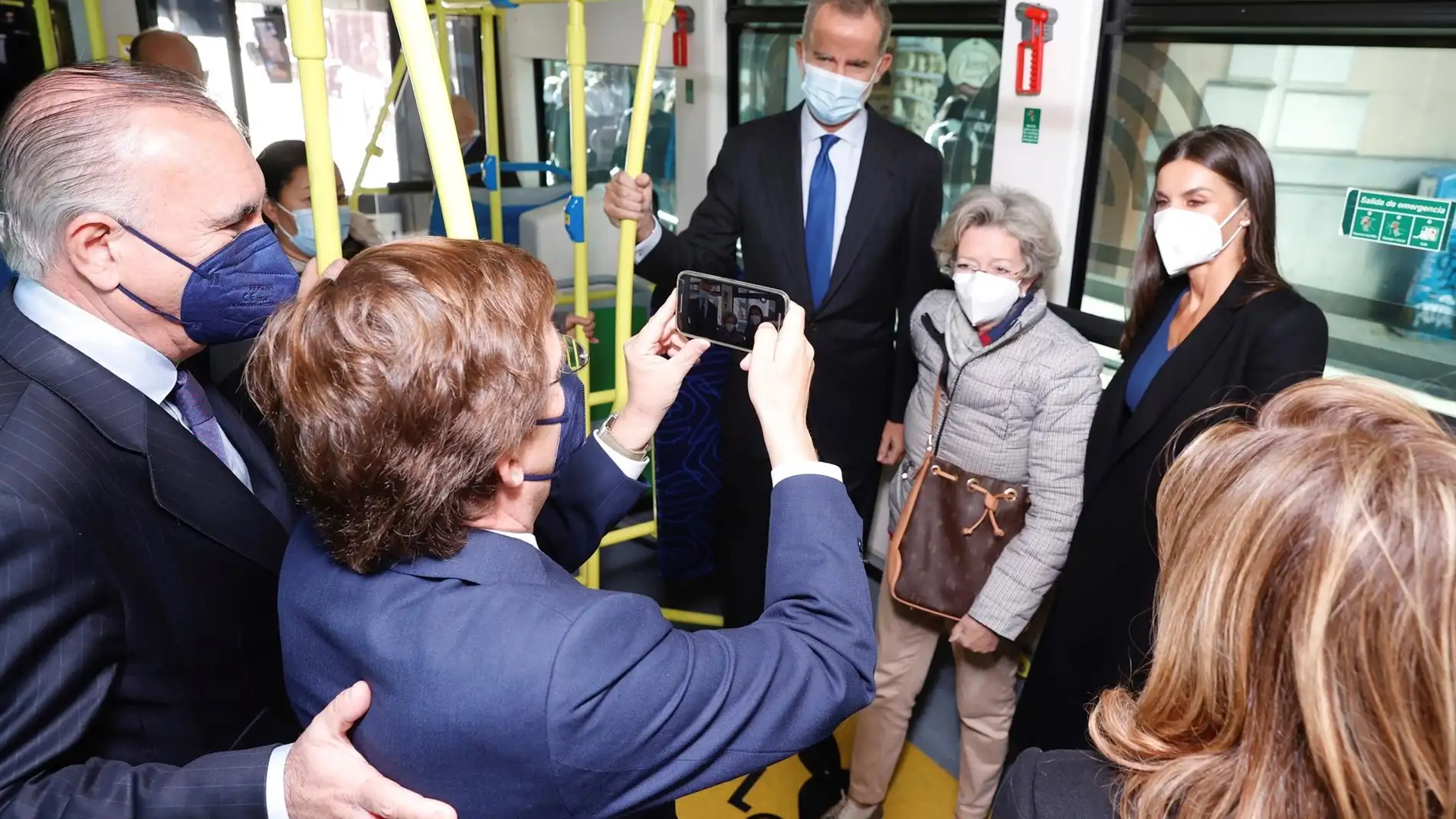  Los reyes se fotografían en el interior de un autobús de la EMT