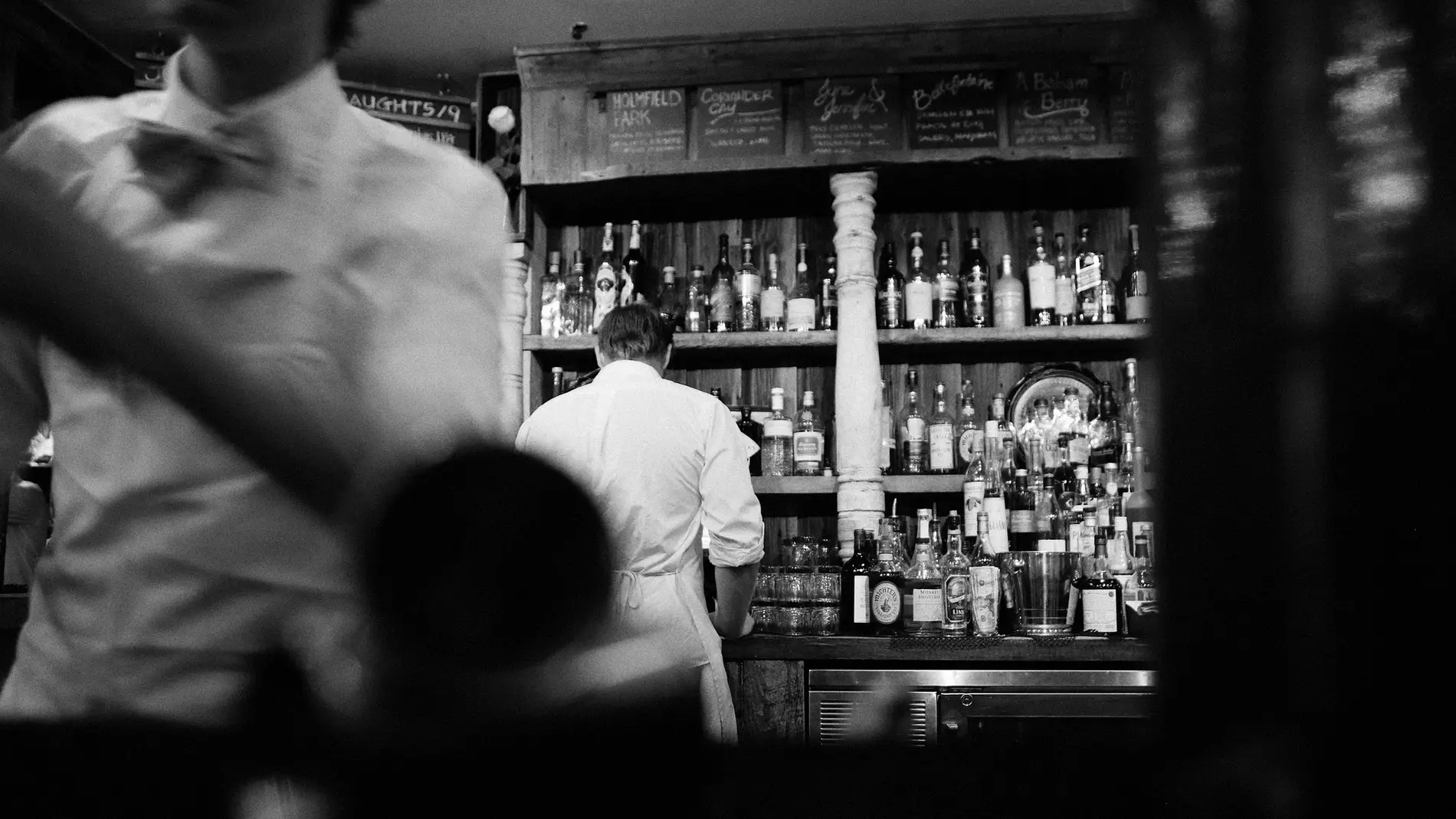 Camareros en un bar.