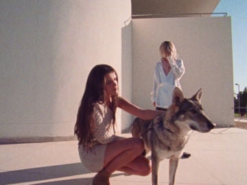 Amaia y Rojuu en el videoclip de 'Quiero pero no'.