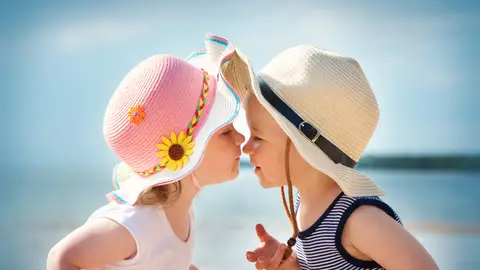 Primer beso Bebés dándose un beso