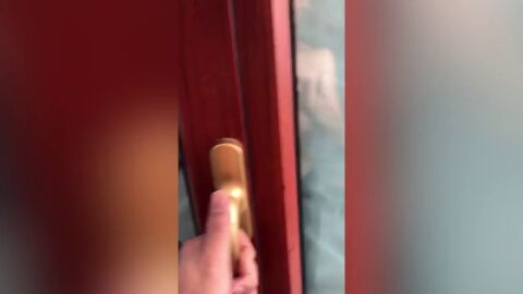 La ingeniosa idea de este hombre para aprovechar su ventana cubierta de nieve