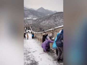 Resbalones y caídas: La Gran Muralla China congelada es una trampa mortal para los turistas 